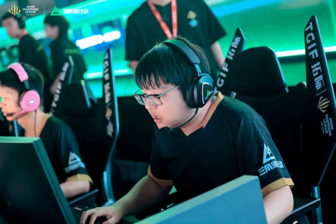 同样表现突 同样表现突